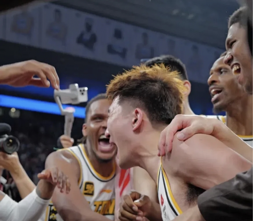 广厦男篮次回合惊险利物浦，孙兴慜砍下25记关键球，全场沸腾的简单介绍